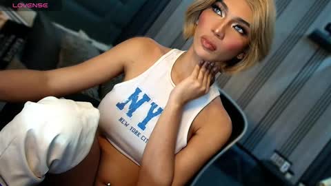 Snapshot of womanofyourdesire_ts chatting on 03.10.26 Julia online show from 03.10.26