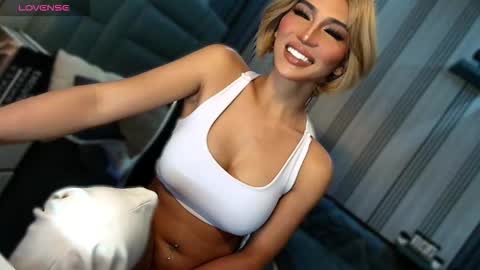 Snapshot of womanofyourdesire_ts chatting on 03.12.26 Julia online show from 03.12.26