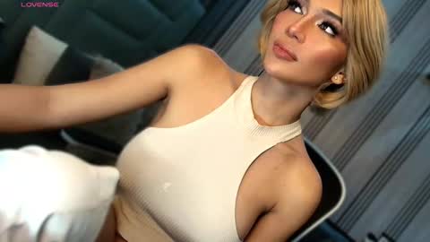 Snapshot of womanofyourdesire_ts chatting on 03.15.26 Julia online show from 03.15.26