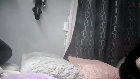 Snapshot of woofwolfxix chatting on 11.24.25 woofwolfxix online show from 11.24.25