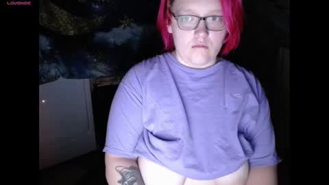 Snapshot of worriedrose_xo chatting on 09.19.25 Rose online show from 09.19.25