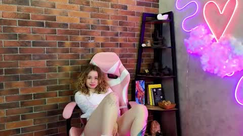 Snapshot of wowbritney chatting on 11.04.25 wowbritney online show from 11.04.25