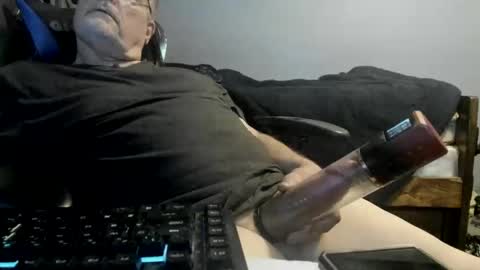 Snapshot of wowsers2022 chatting on 11.25.25 wowsers2022 online show from 11.25.25