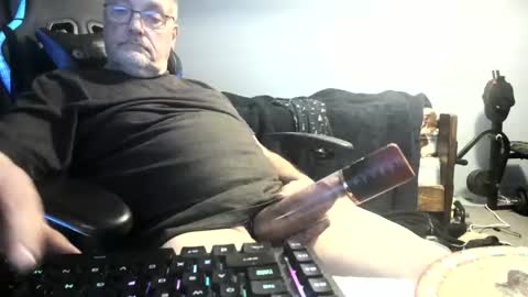 Snapshot of wowsers2022 chatting on 11.27.25 wowsers2022 online show from 11.27.25