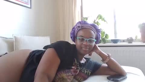 Snapshot of writergirl69 chatting on 04.12.26 writergirl69 online show from 04.12.26