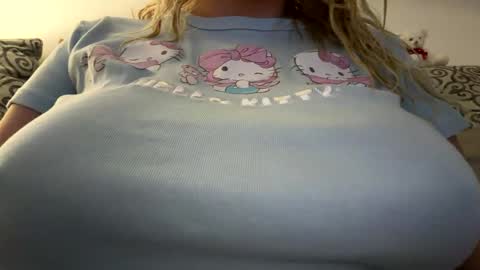 Snapshot of x_dreamgirl_x chatting on 10.23.25 Mariah online show from 10.23.25