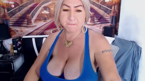 Snapshot of xiomystone chatting on 09.17.25 XIOMY give LIKE on my page online show from 09.17.25