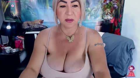 Snapshot of xiomystone chatting on 11.18.25 XIOMY give LIKE on my page online show from 11.18.25