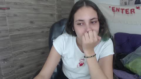 Snapshot of xlunna chatting on 12.19.24 lunna online show from 12.19.24