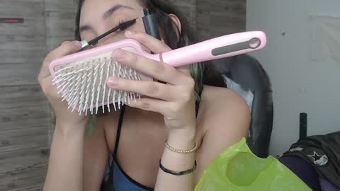Snapshot of xlunna chatting on 12.21.24 lunna online show from 12.21.24