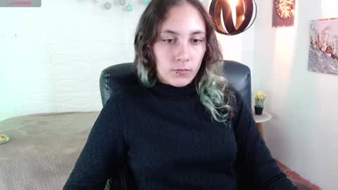 Snapshot of xlunna chatting on 01.06.25 lunna online show from 01.06.25