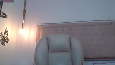 Snapshot of xlunna chatting on 01.22.25 lunna online show from 01.22.25