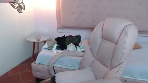 Snapshot of xlunna chatting on 01.25.25 lunna online show from 01.25.25