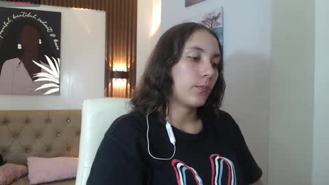 Snapshot of xlunna chatting on 09.17.25 lunna online show from 09.17.25
