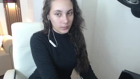 Snapshot of xlunna chatting on 09.26.25 lunna online show from 09.26.25