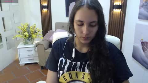 Snapshot of xlunna chatting on 10.20.25 lunna online show from 10.20.25