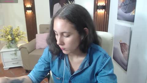 Snapshot of xlunna chatting on 10.22.25 lunna online show from 10.22.25