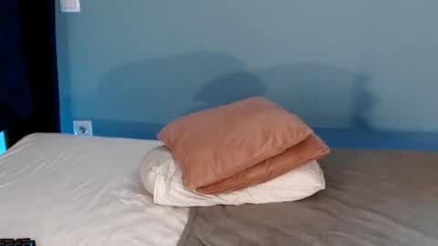 AnnaMaee online show from 01.08.25