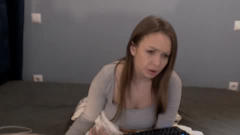 AnnaMaee online show from 02.05.25