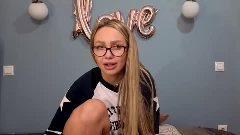 AnnaMaee online show from 03.01.25