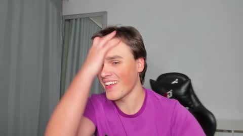 Snapshot of xx_raul_xx_ chatting on 09.18.25 raul online show from 09.18.25