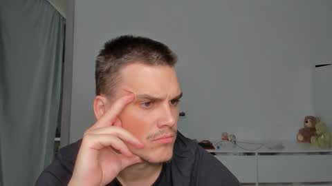 Snapshot of xx_raul_xx_ chatting on 12.04.25 raul online show from 12.04.25