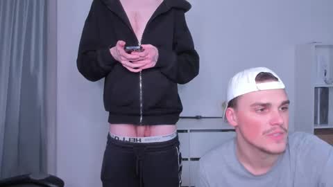 Snapshot of xx_raul_xx_ chatting on 12.16.25 raul online show from 12.16.25