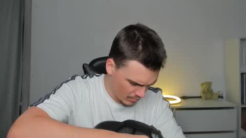 Snapshot of xx_raul_xx_ chatting on 12.18.25 raul online show from 12.18.25