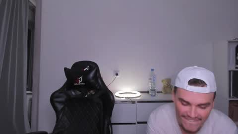 Snapshot of xx_raul_xx_ chatting on 12.18.25 raul online show from 12.18.25