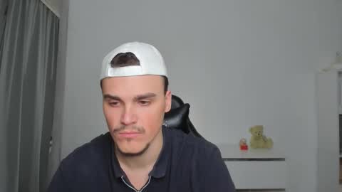 Snapshot of xx_raul_xx_ chatting on 12.23.25 raul online show from 12.23.25