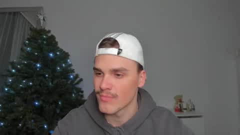 Snapshot of xx_raul_xx_ chatting on 01.09.26 raul online show from 01.09.26