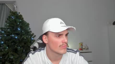 Snapshot of xx_raul_xx_ chatting on 01.09.26 raul online show from 01.09.26