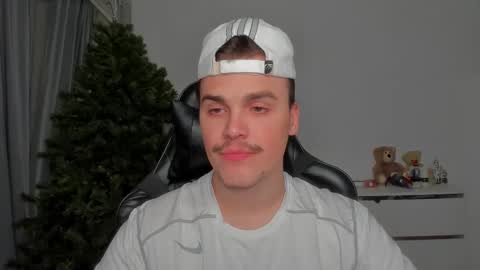 Snapshot of xx_raul_xx_ chatting on 01.19.26 raul online show from 01.19.26