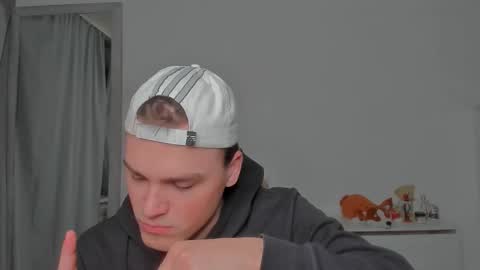 Snapshot of xx_raul_xx_ chatting on 02.02.26 raul online show from 02.02.26