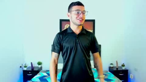 Snapshot of xxhoty0ung_boysxx chatting on 02.18.25 David and Mike online show from 02.18.25