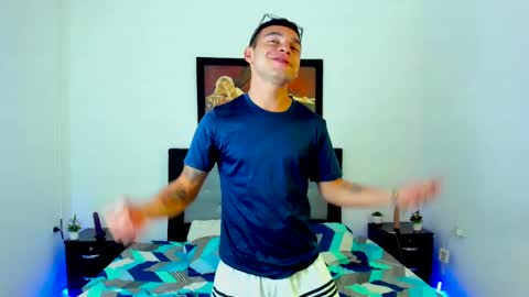 Snapshot of xxhoty0ung_boysxx chatting on 02.19.25 David and Mike online show from 02.19.25