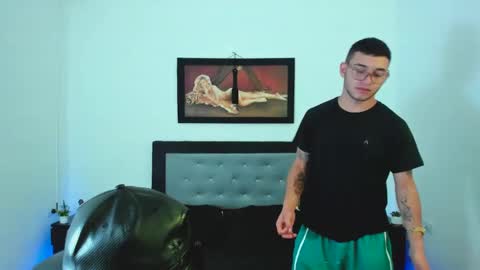 Snapshot of xxhoty0ung_boysxx chatting on 02.25.25 David and Mike online show from 02.25.25