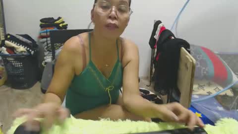 Snapshot of xxsexypinayxx chatting on 10.30.25 xxsexypinayxx online show from 10.30.25