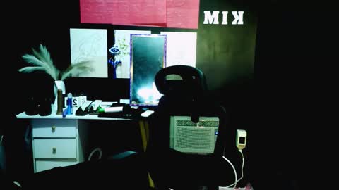 Snapshot of xxslutty_kim chatting on 11.22.25 xxslutty kim online show from 11.22.25