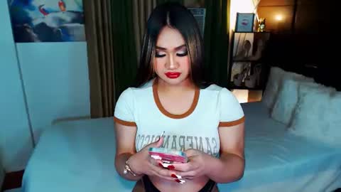 Snapshot of xxxgiganticoliviacummerxxx chatting on 01.12.25 OLIVIA online show from 01.12.25