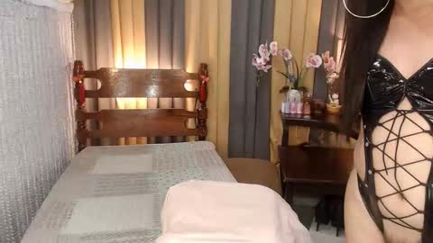 Snapshot of xxxmiss_cathyxxx chatting on 12.22.25 QUEENCY online show from 12.22.25