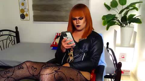 Snapshot of xyournightmarequeenx chatting on 05.11.26 QueenMarina online show from 05.11.26