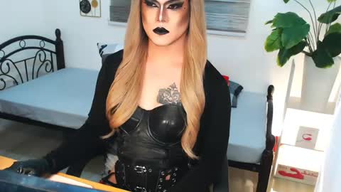 Snapshot of xyournightmarequeenx chatting on 06.26.26 QueenMarina online show from 06.26.26