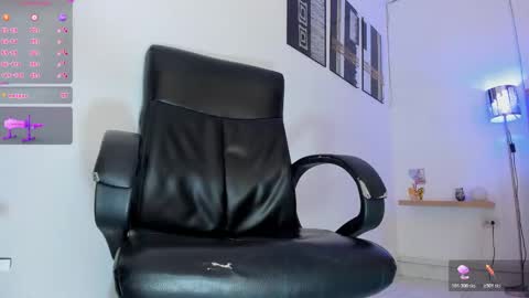 Snapshot of yamirawalker chatting on 10.22.25 Naomi online show from 10.22.25