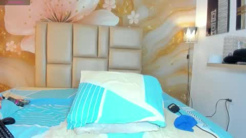 Snapshot of yamirawalker chatting on 12.18.25 Naomi online show from 12.18.25