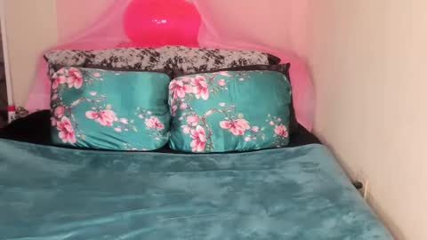 Snapshot of yasminayazzie chatting on 01.31.25 Yasmina online show from 01.31.25