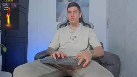 Snapshot of yeiko_romero_ chatting on 10.08.25 YEIKO ROMERO online show from 10.08.25
