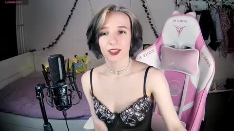 Snapshot of yellow_songbird chatting on 02.28.25 Liya online show from 02.28.25