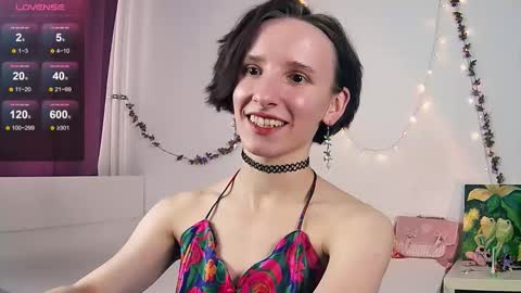 Snapshot of yellow_songbird chatting on 09.21.25 Liya online show from 09.21.25