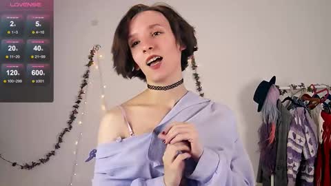 Snapshot of yellow_songbird chatting on 09.26.25 Liya online show from 09.26.25